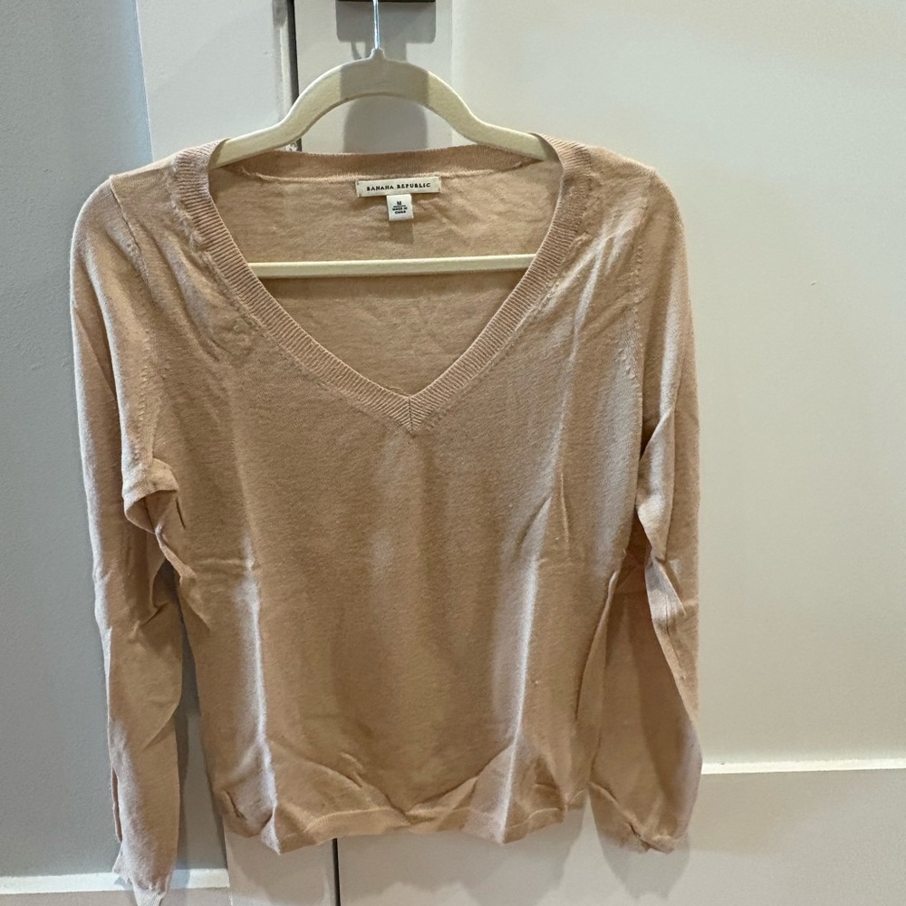 Banana Republic Blush Beige V-Neck Long Sleeve Sweater